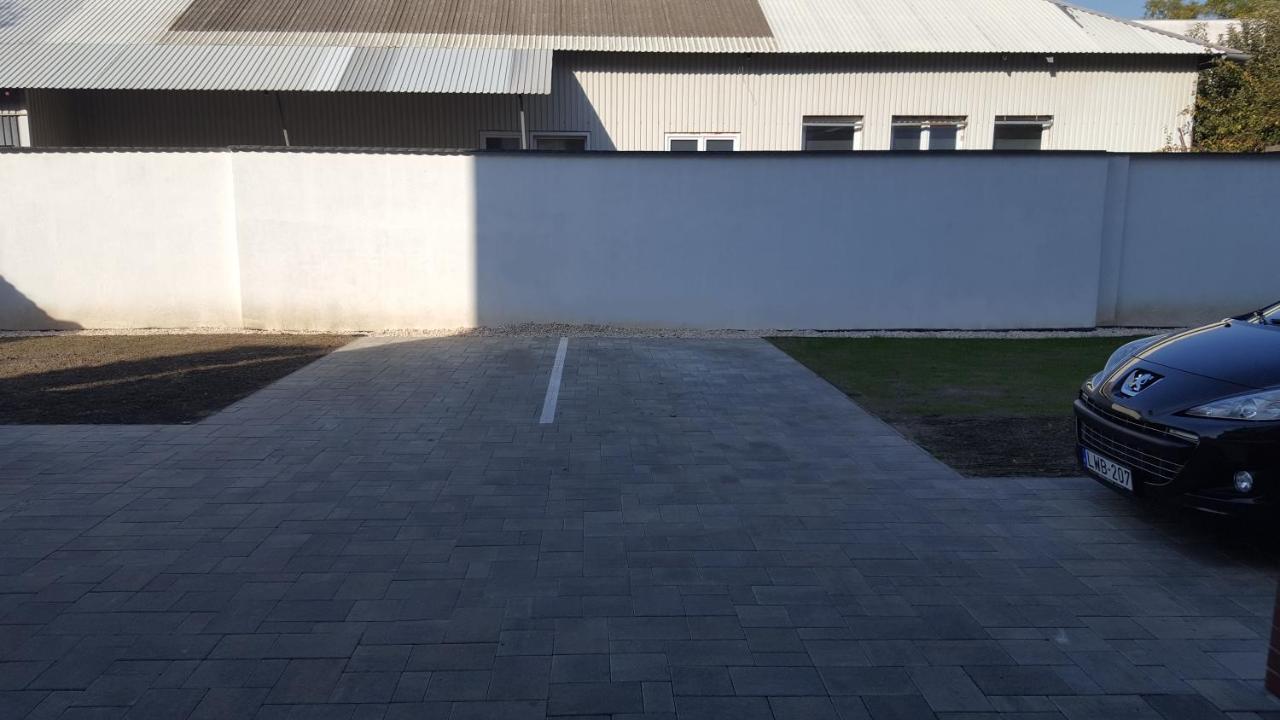 Moonshine Szeged Apartment Bagian luar foto